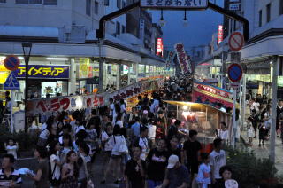賑わいをみせる江戸川台駅東口広場の写真