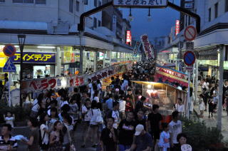 賑わいをみせる江戸川台駅東口広場の写真