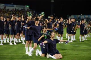 ハーフタイムに演奏する生徒たち