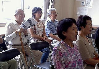歌う参加者の皆さん