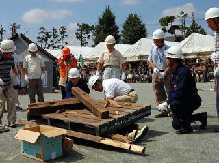 消防団の始動でジャッキやバールで救出