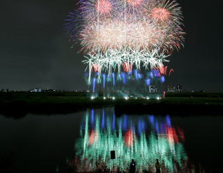 川面に映る花火の写真