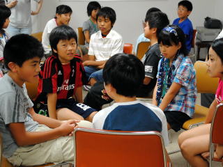 グループで話し合う平和大使の子どもたち