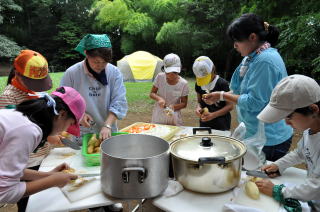 みんなで料理の様子の写真