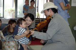ヴァイオリンに触れる赤ちゃん