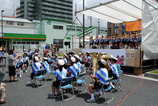 鰭ケ崎小学校の演奏の写真