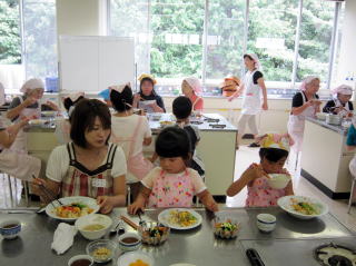 みんなで試食の様子の写真