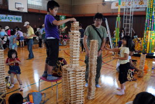 タワービルを制作する子どもたち
