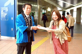 おおたかの森駅での街頭啓発活動の写真