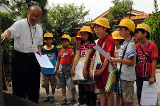 碑を前に青柳理事長が解説