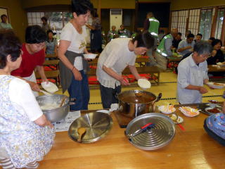 カレーを試食している写真1