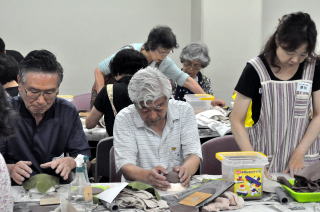 陶芸家とそのお弟子さんが手ほどき