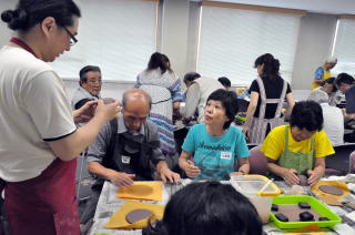 熱心に手ほどきを受ける参加者のみなさん