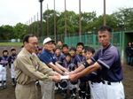 信濃町の少年野球チームから相馬市へ支援金などを手渡す様子の写真