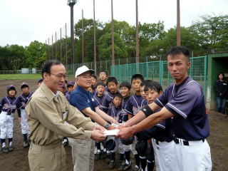 信濃町の少年野球チームから相馬市へ支援金などを手渡す様子の写真