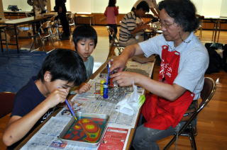 夢中になって参加する子どもたちの写真