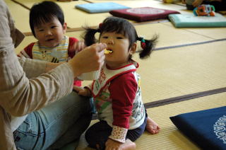 おいしそうに試食する子どもたち