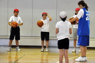 子どもたちに教えるプロバスケット選手