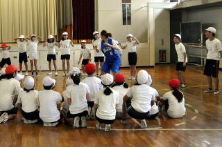選手から手ほどきを受ける子どもたち
