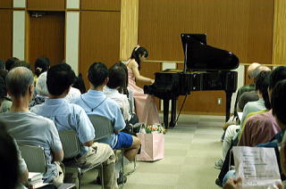 ピアノの音色に聴き入るみなさんの写真