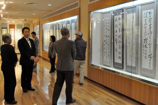 書道展を見学する井崎市長の写真