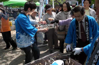 いわしの無料配布に黒山の人だかり