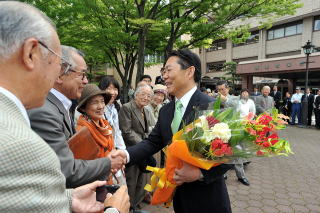 初登庁をする井崎市長の写真