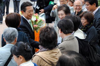 初登庁をする井崎市長の写真2