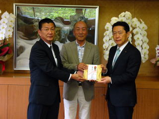 井崎市長へ義援金を渡す様子の写真