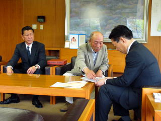 説明を受ける井崎市長の写真