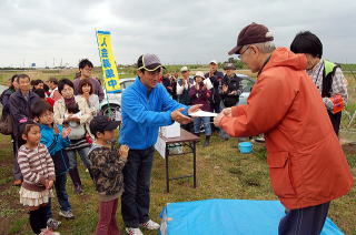 幼虫を育てた里親に感謝状