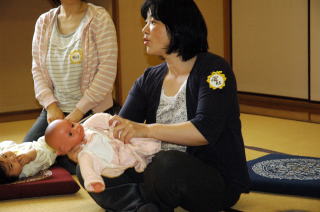 助産師の小路さんが指導