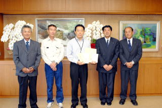 市内建設4団体と井崎市長の写真