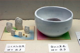 ギャラリーには陶芸作品が展示されている写真