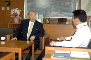 市長室で懇談