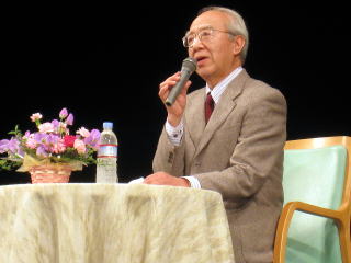 講演する河崎監督