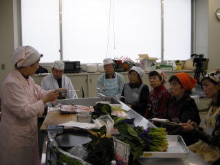 嶋田講師から料理の説明の様子の写真