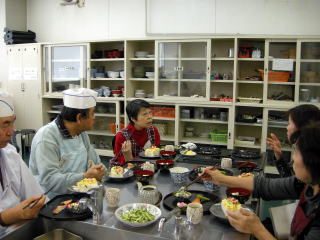 お楽しみの試食の様子の写真