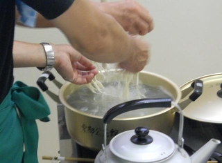 作った麺を鍋に入れて茹でる