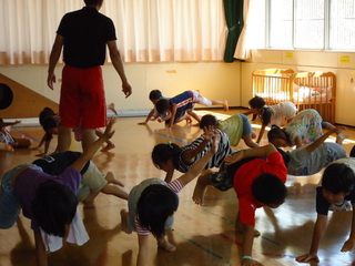 準備体操をする子どもたち