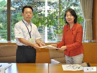 井崎市長へ建議書を手渡す会長