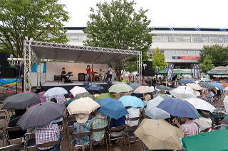 雨の中のステージ