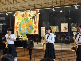 演奏をする八木中学校の生徒たち