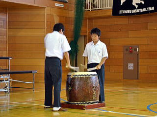 見事な太鼓演奏を披露