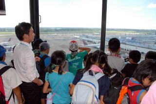 飛行機の離着陸を間近で見学