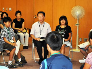 子どもたちに語りかける井崎市長