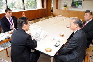 市長と大会について語り合う