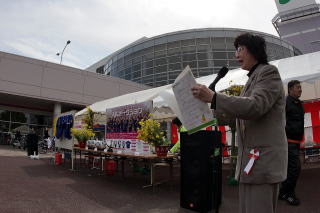 落札者が読み上げられる