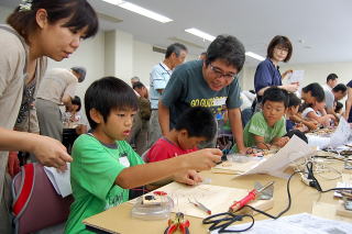 親子で太陽光オルゴール作りに挑戦