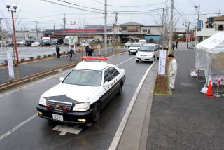 パトカーを先頭に関係車両によるパレード走行